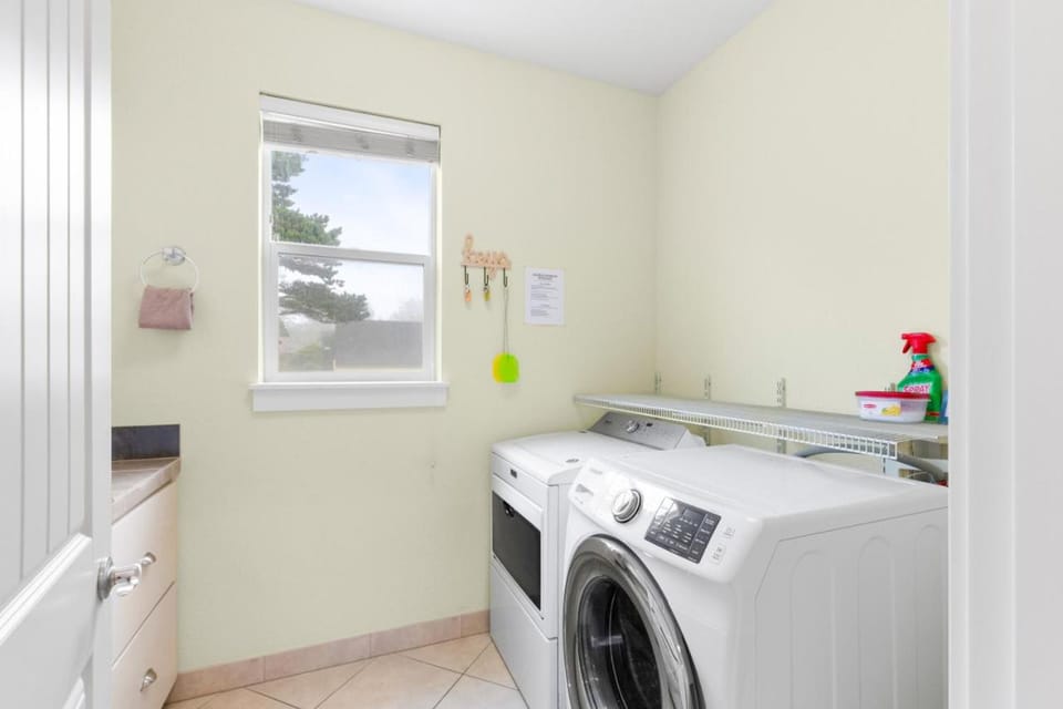 Blue Marlin, Arcade, Hot Tub, Sleeps 10 House in Devils Lake