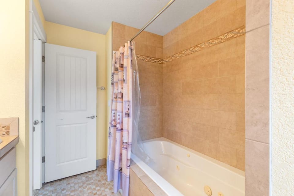 Blue Marlin, Arcade, Hot Tub, Sleeps 10 House in Devils Lake