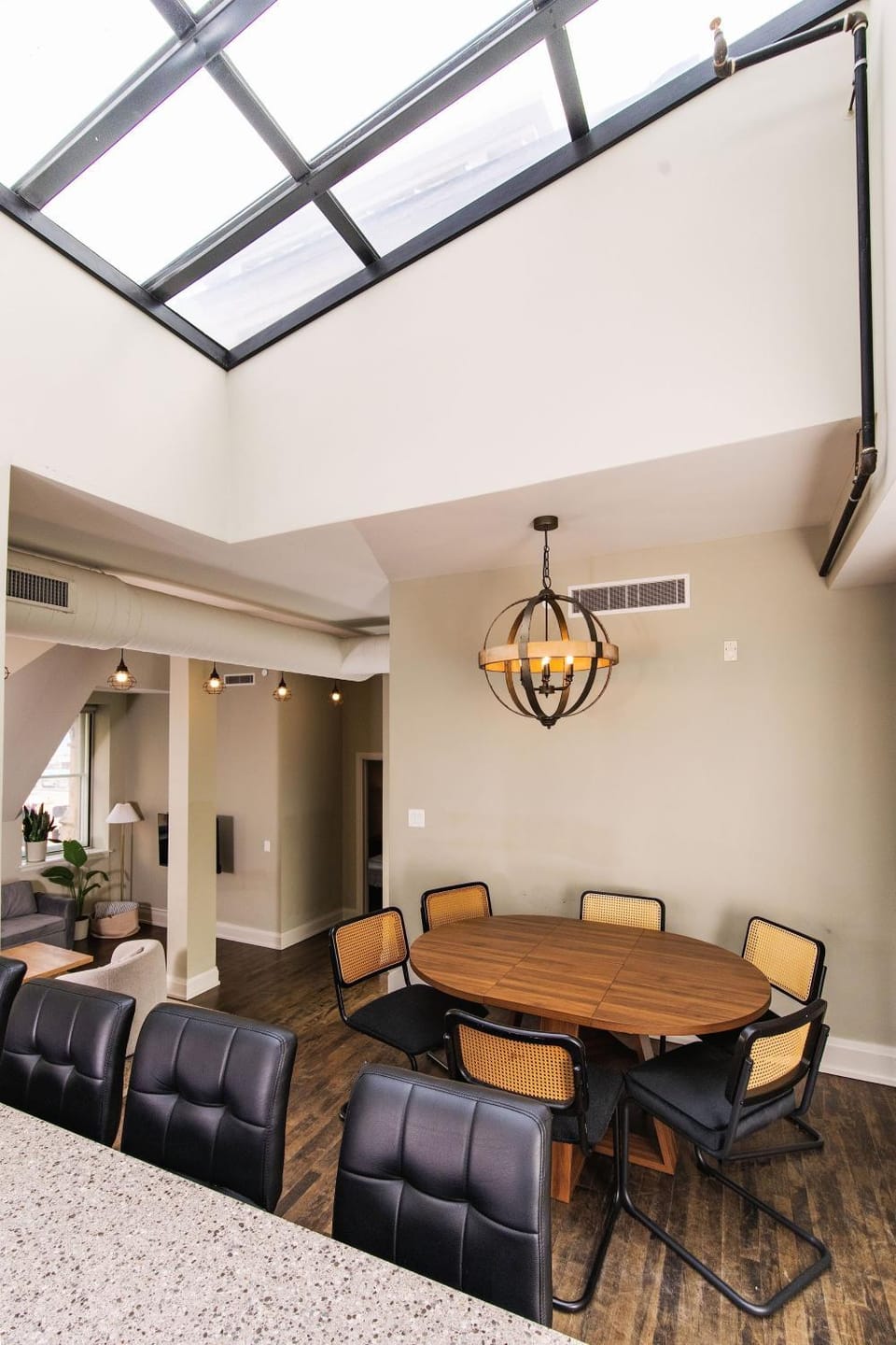 Downtown Luxury 2BR Penthouse Loft - Sleeps 8-9 Apartment in Milwaukee