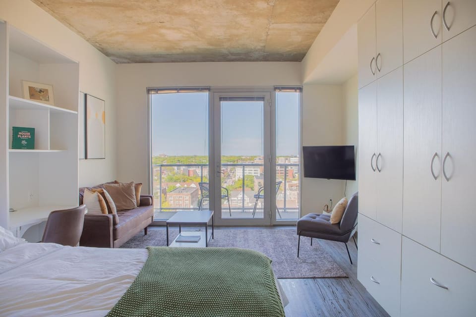 Luxury Studio Apt Near Brady St with Balcony and City View Apartment in Milwaukee