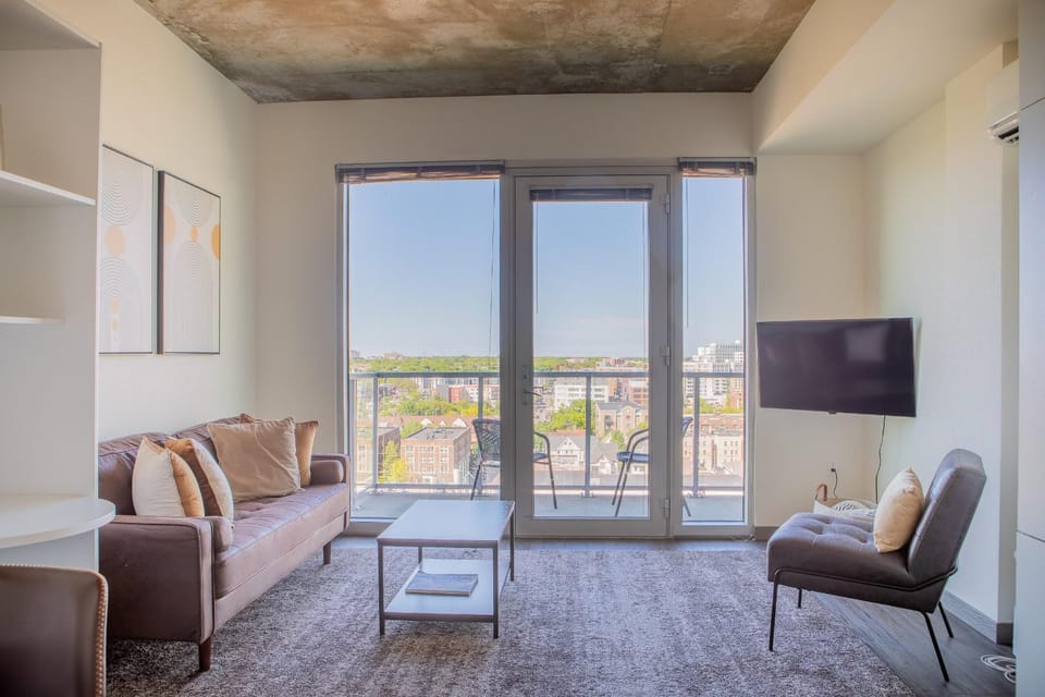 Luxury Studio Apt Near Brady St with Balcony and City View Apartment in Milwaukee