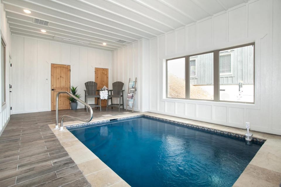 Twilight Mist Getaway Pool Hot Tub Game Room House in Pigeon Forge