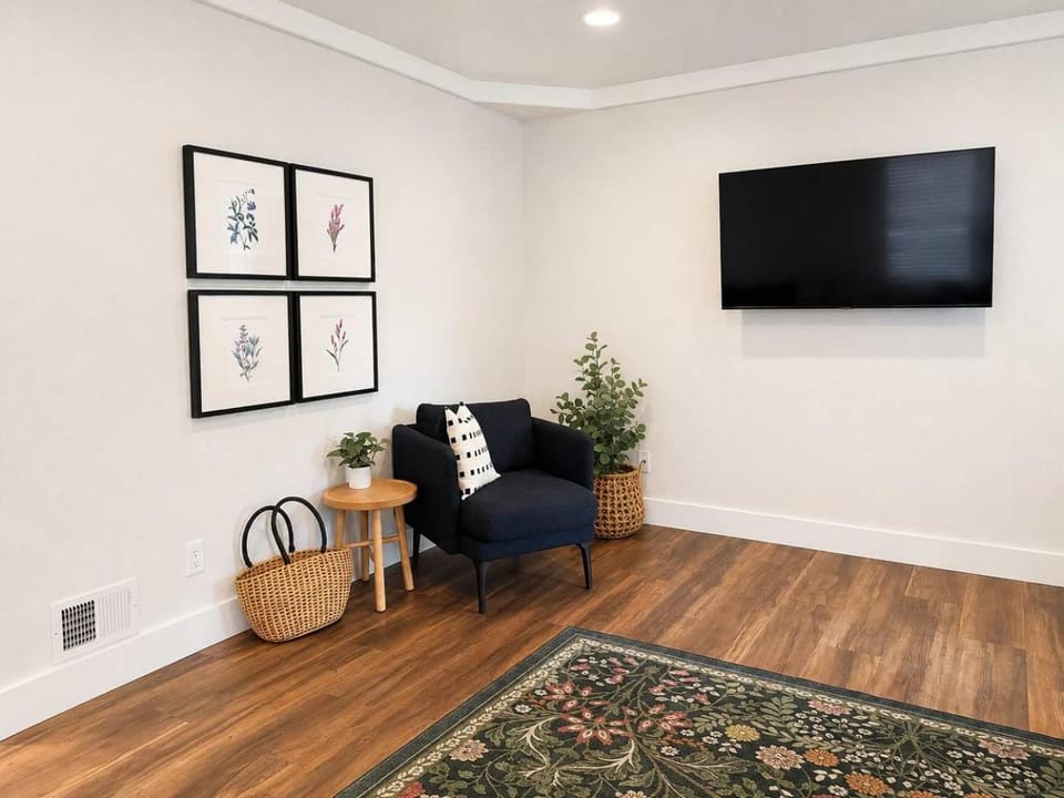 Communal lounge/ TV room, TV and multimedia, Living room, Seating area, Evening entertainment