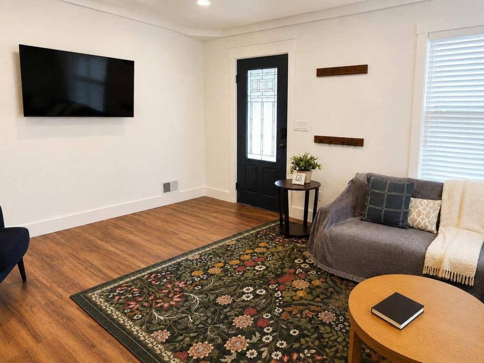 Communal lounge/ TV room, TV and multimedia, Living room, Seating area, Evening entertainment