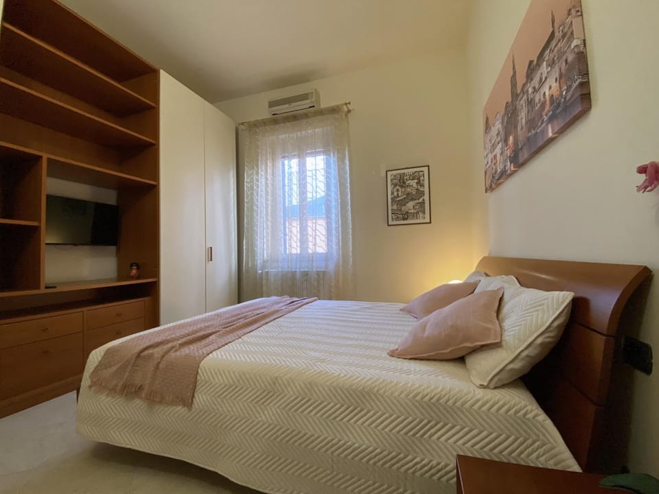 Bed, TV and multimedia, Photo of the whole room, Bedroom, air conditioner