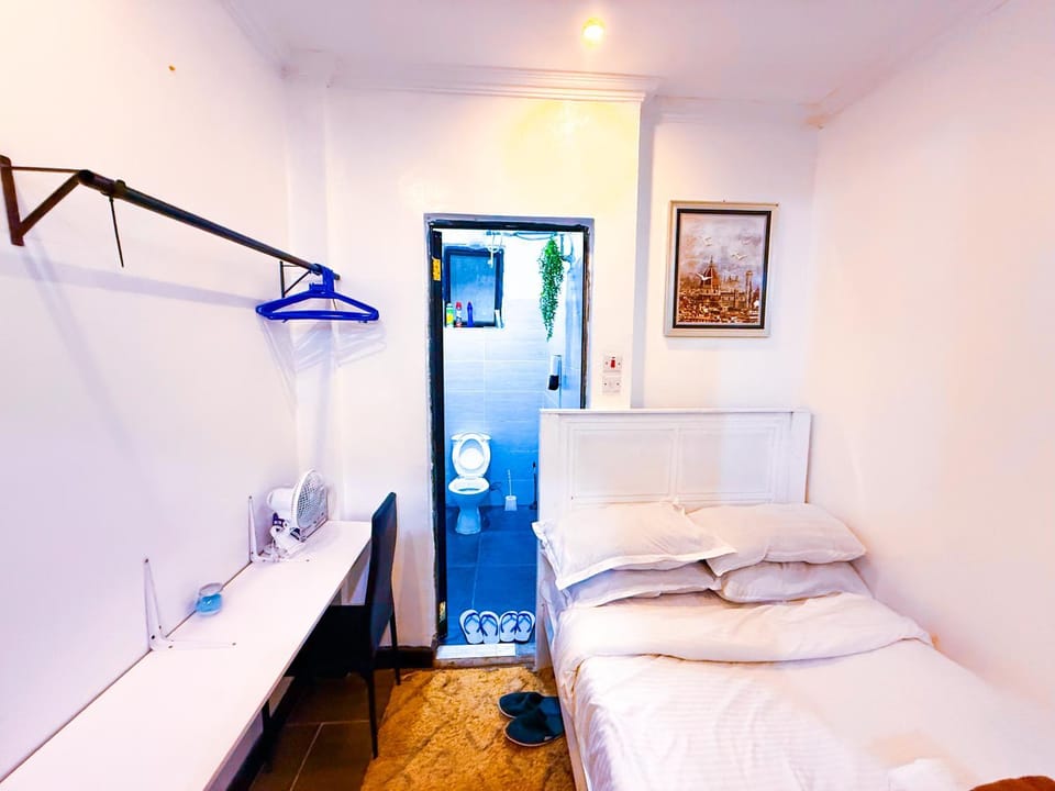 Bed, Photo of the whole room, Bedroom, bunk bed, towels
