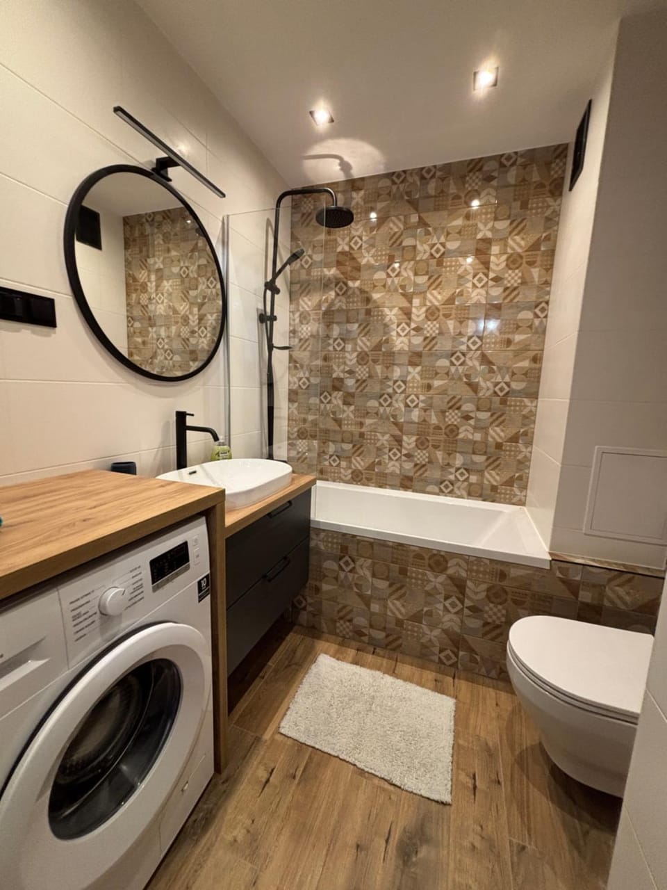 Toilet, Bathroom, Bath, towels, washing machine, dryer