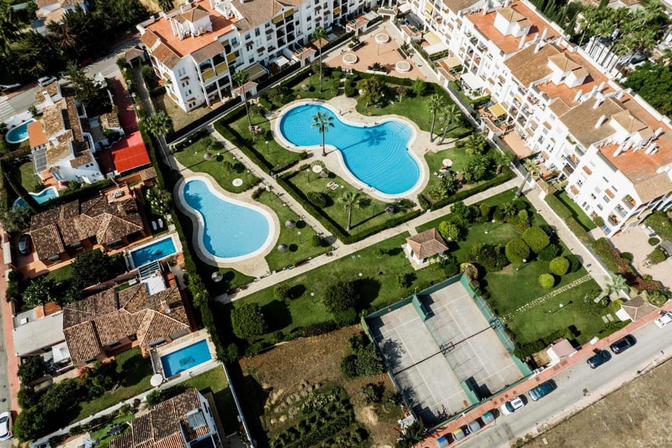 Property building, Bird's eye view, Tennis court, Pool view, Swimming pool