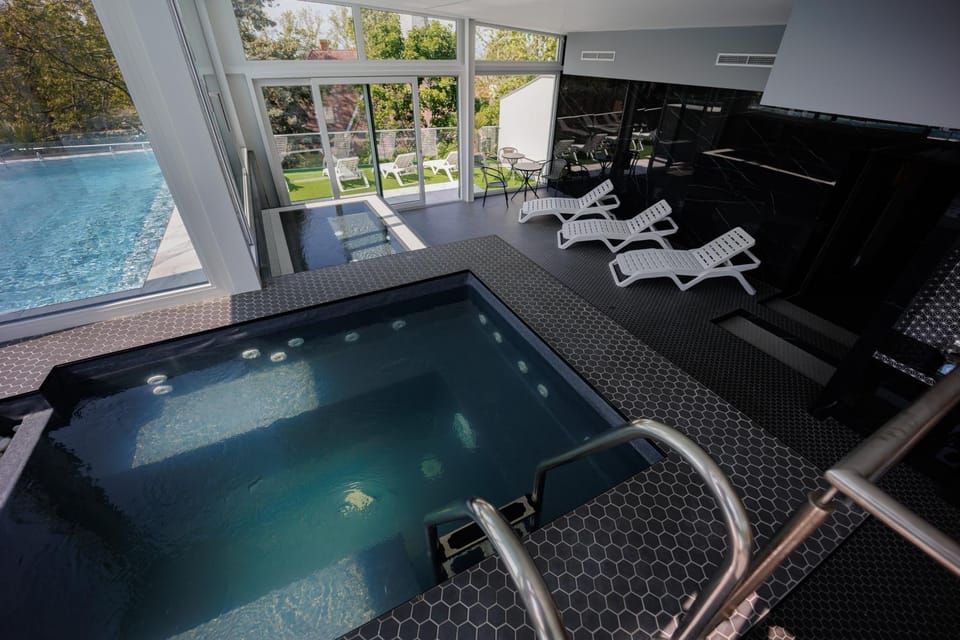 Hot Tub, Swimming pool, sunbed