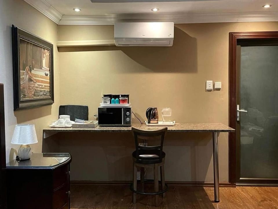 Coffee/tea facilities, microwave