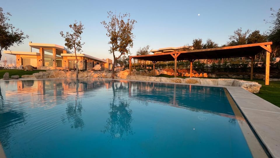 Property building, Day, Pool view, Swimming pool, Swimming pool