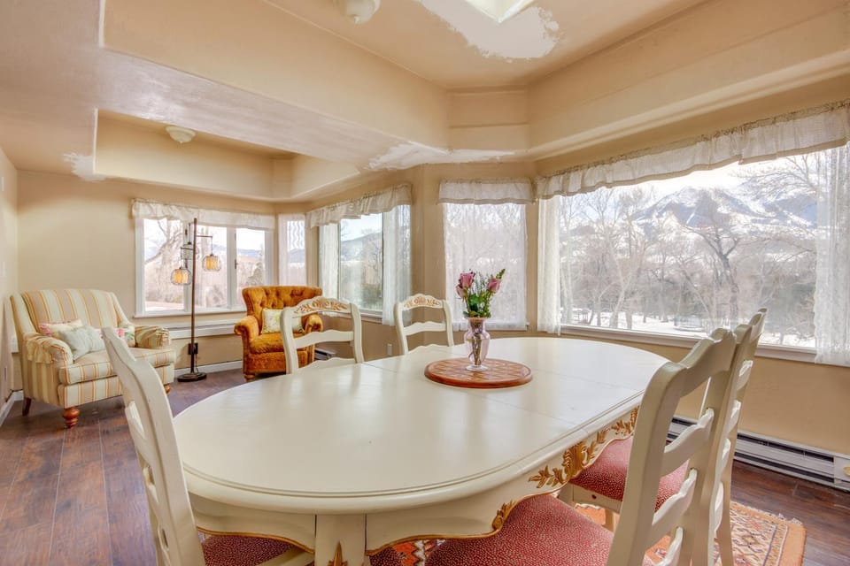 6 Mi to Chico Hot Springs: Villa w/ River Access Villa in Montana