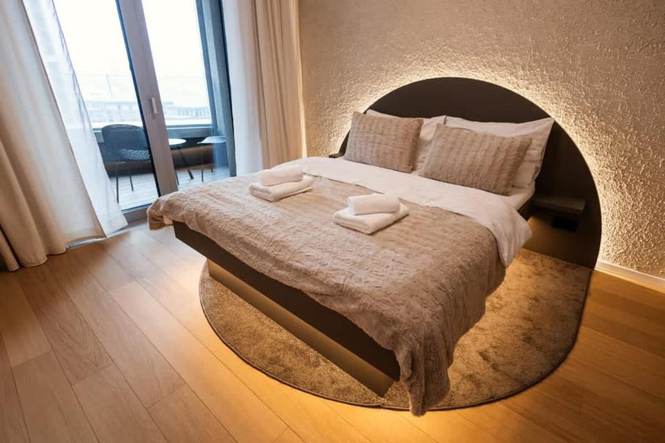 Bed, Photo of the whole room, Bedroom, towels