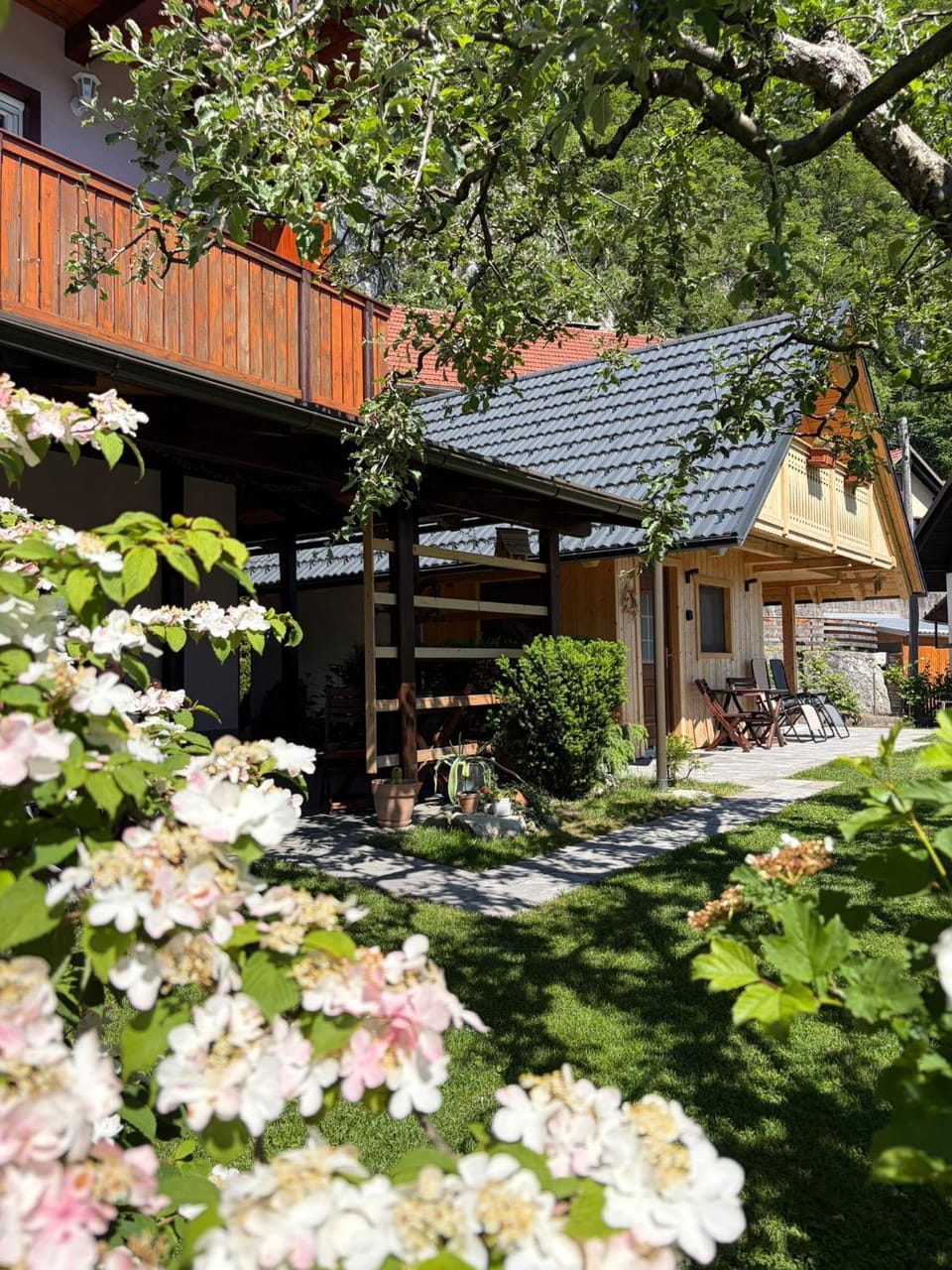 Property building, Day, Garden, Garden view