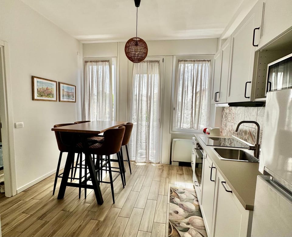 Kitchen or kitchenette, Dining area, oven, stove