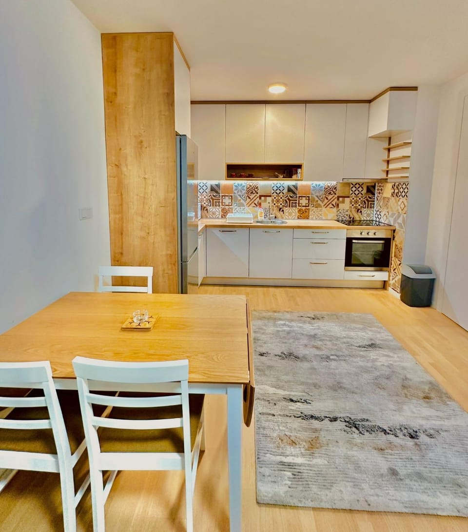 Kitchen or kitchenette, Dining area, dishwasher
