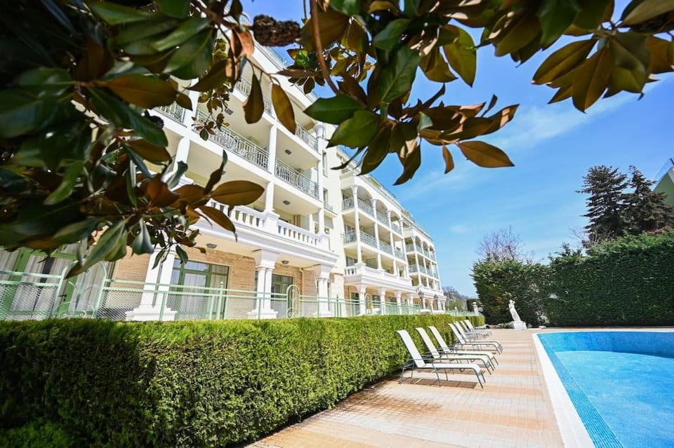 Property building, Day, Garden, Garden view, Pool view