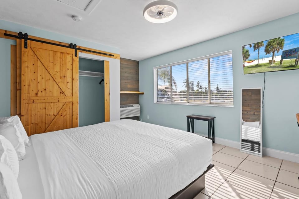Standard Hotel Room - King Bed #2 Hotel in Fort Pierce