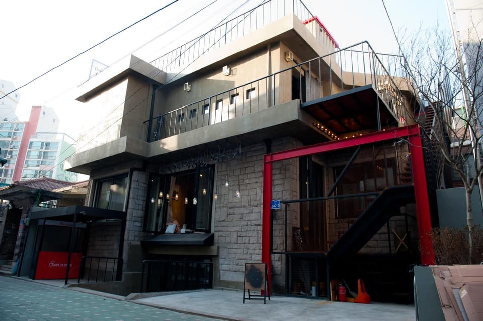 Facade/entrance, Balcony/Terrace
