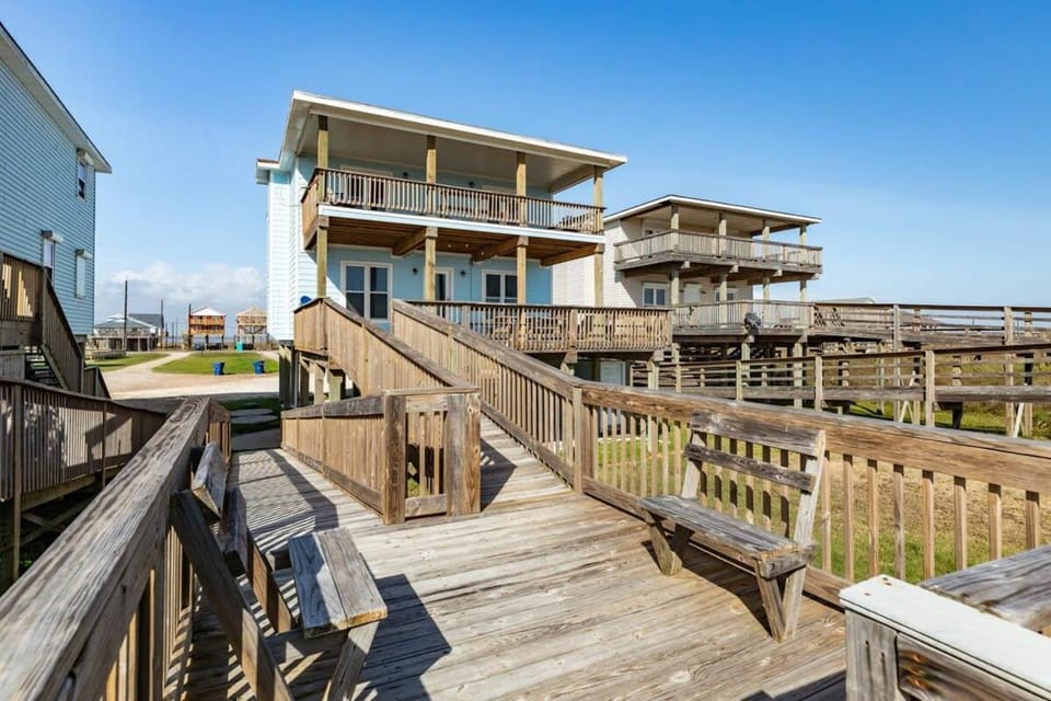 BeachFRONT Retreat - Sunrises, Surf, Swimming! House in Surfside Beach