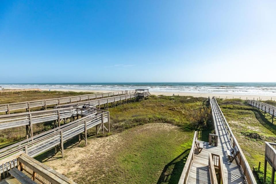 BeachFRONT Retreat - Sunrises, Surf, Swimming! House in Surfside Beach