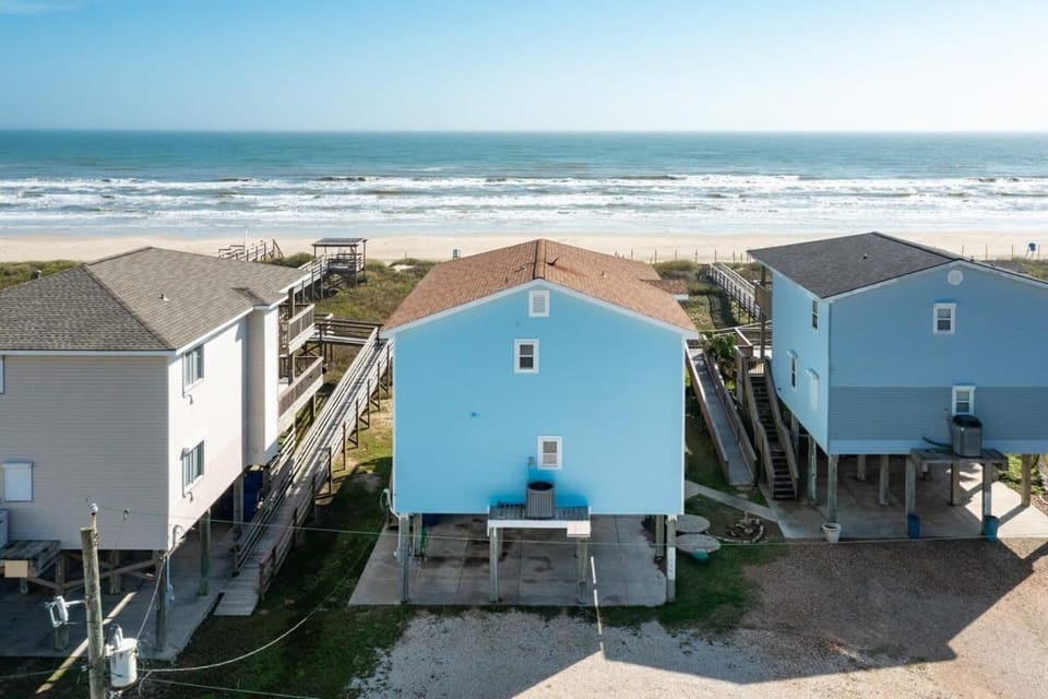 BeachFRONT Retreat - Sunrises, Surf, Swimming! House in Surfside Beach