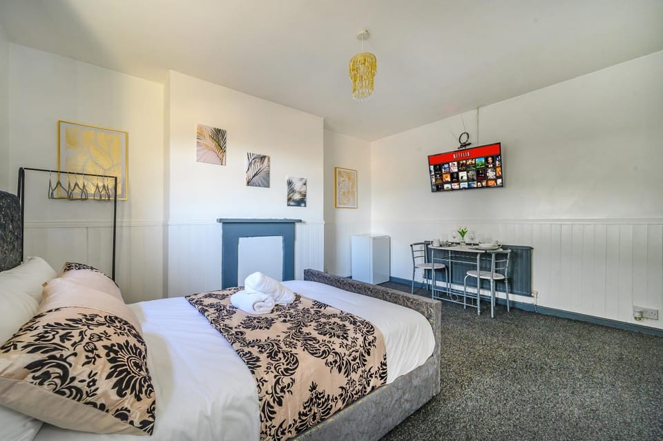 Bed, TV and multimedia, Photo of the whole room, Bedroom