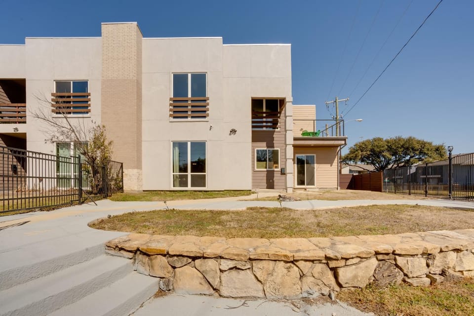 Spacious Lake Highland Townhome W/ Pool! House in Dallas