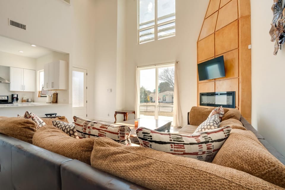 Spacious Lake Highland Townhome W/ Pool! House in Dallas