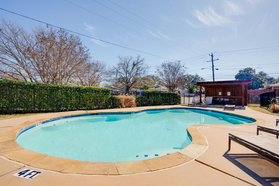 Spacious Lake Highland Townhome W/ Pool! House in Dallas