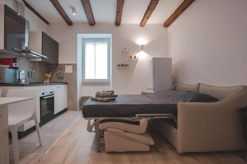 SuperFast Fibre & Netflix Modern Suite Roiano Apartment in Trieste