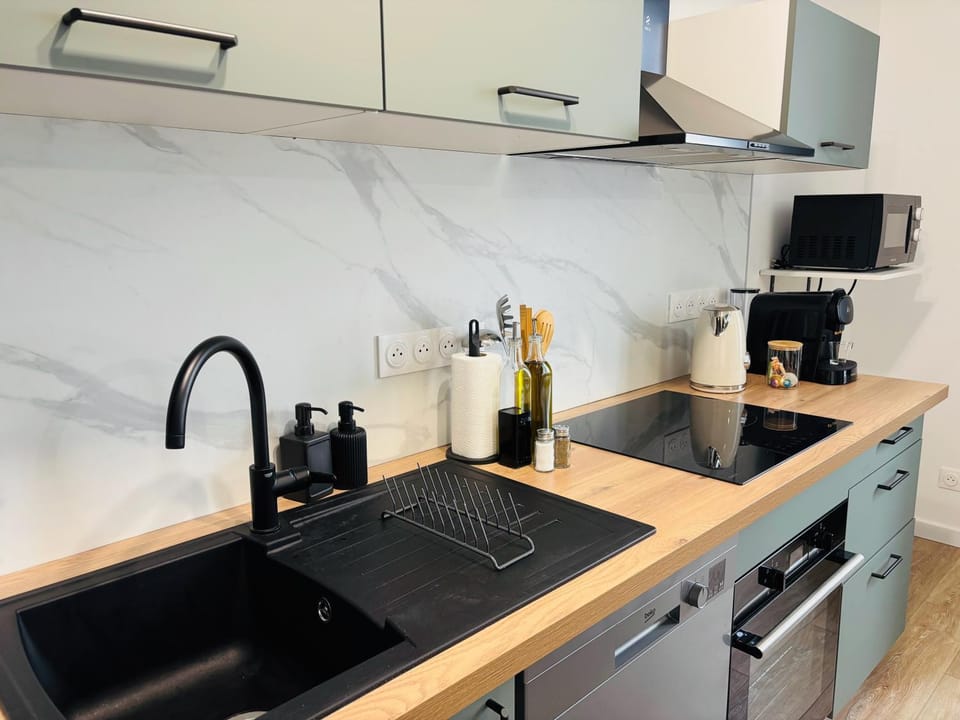 Coffee/tea facilities, dishwasher, microwave, oven, stove, toaster, kitchen