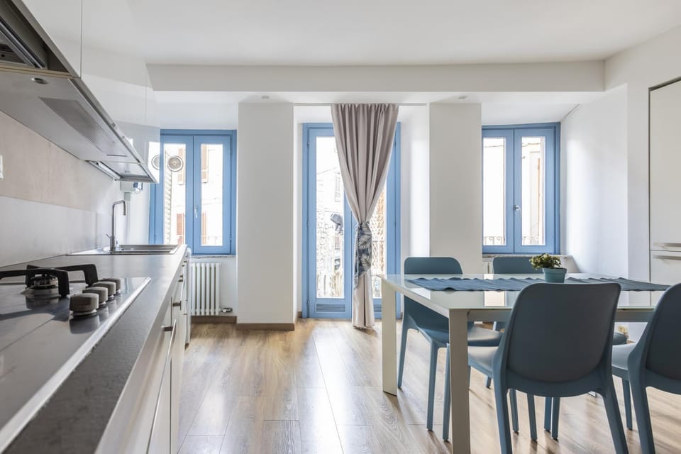 Kitchen or kitchenette, Dining area, stove