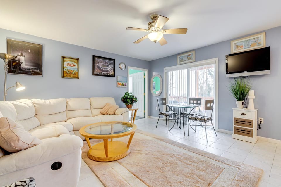 Walk to Eastern Point Beach: Apt w/ Water View! Apartment in New London