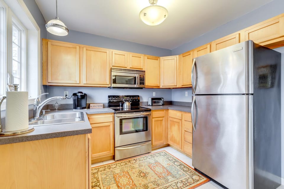 Walk to Eastern Point Beach: Apt w/ Water View! Apartment in New London