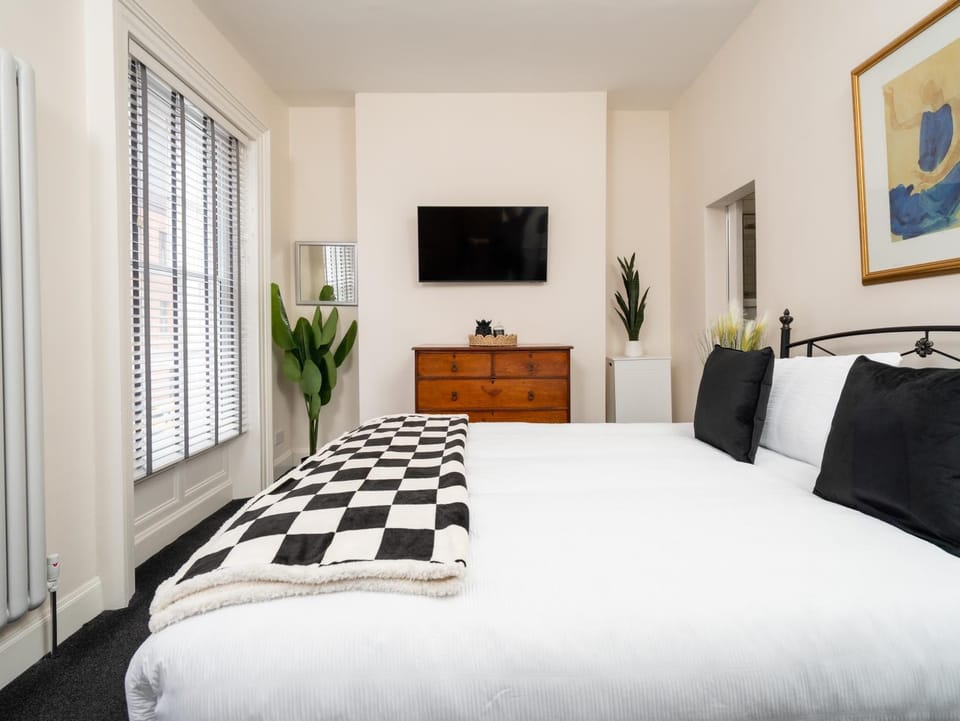 The U2 Crib - Unique History, Stylish with Parking Apartment in Belfast