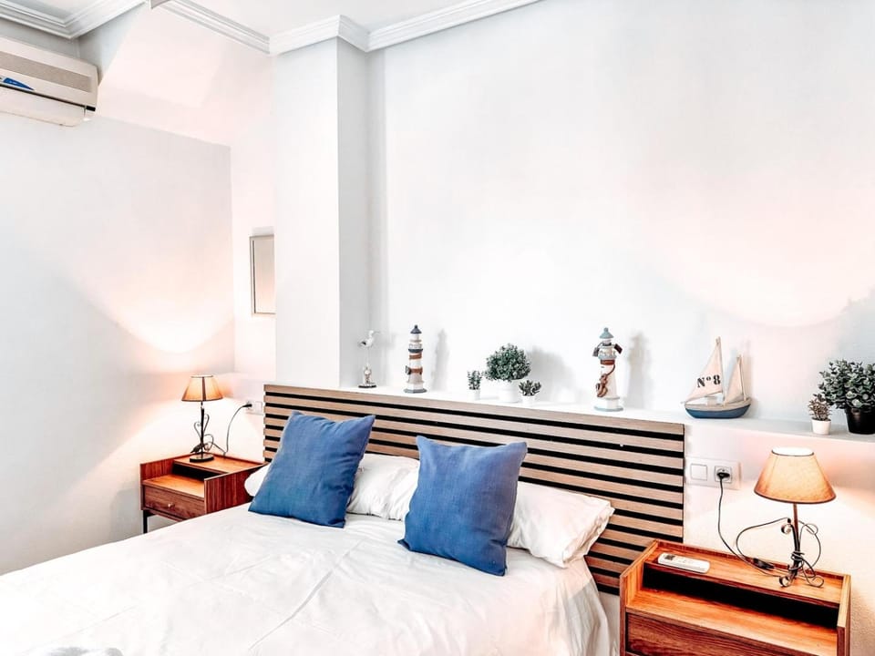 Bed, Photo of the whole room, Bedroom, air conditioner