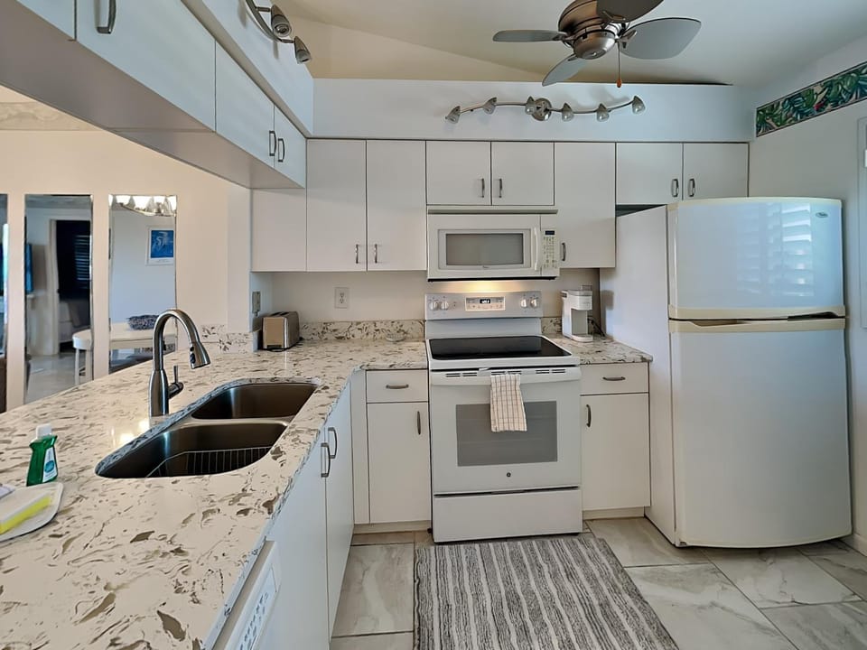 Kitchen or kitchenette, microwave, oven, stove