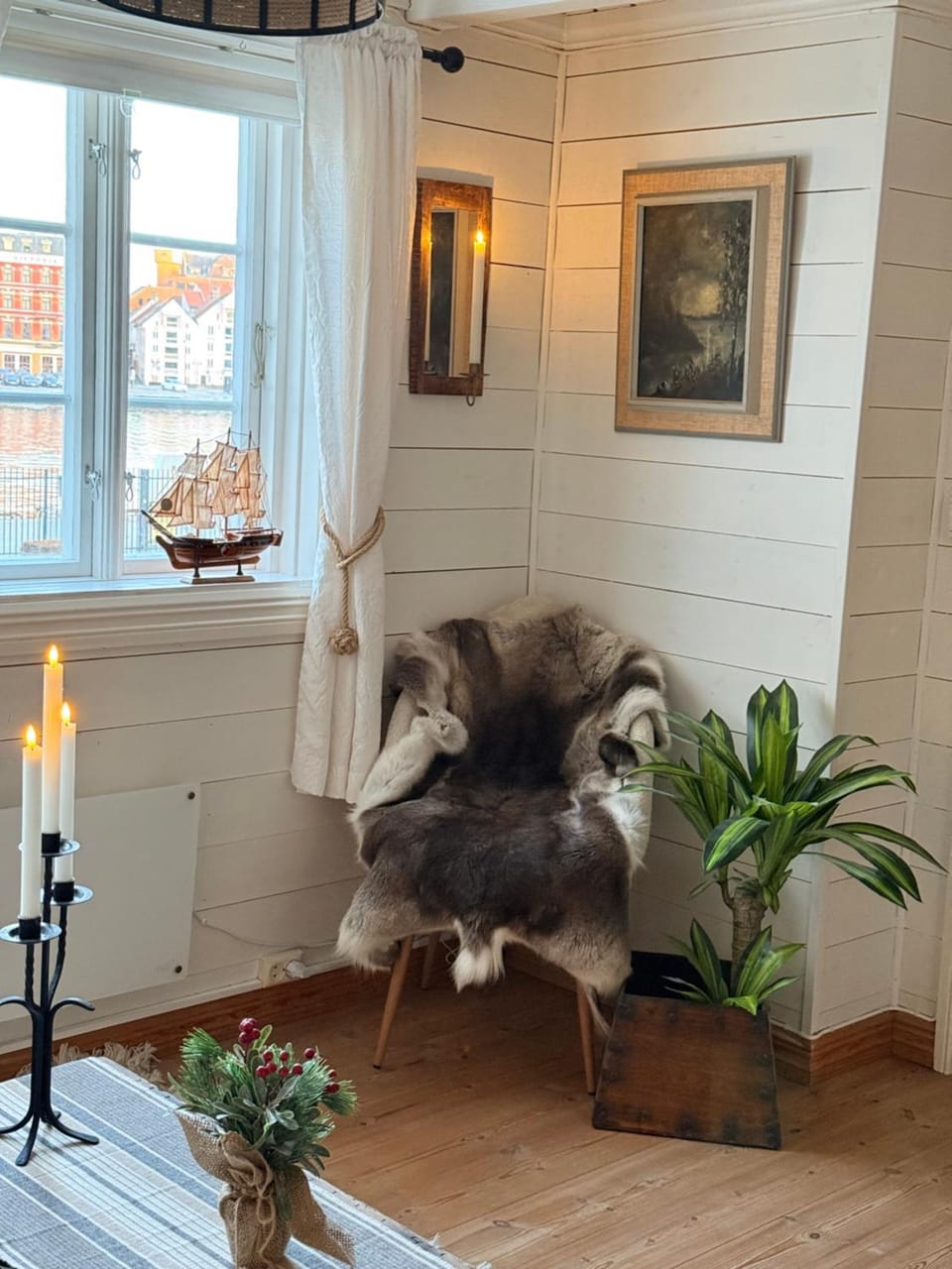 Living room, Decorative detail, Seating area, City view, Sea view