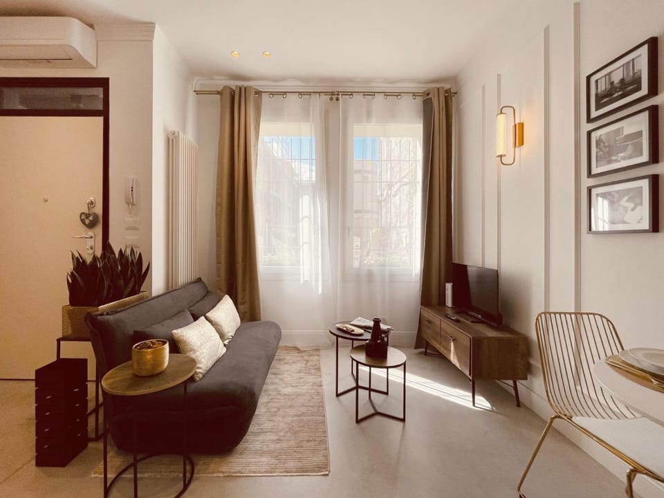 Living room, Seating area, air conditioner