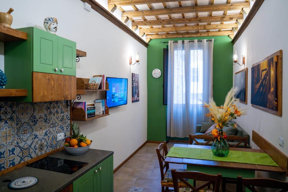 TV and multimedia, Kitchen or kitchenette, Dining area, minibar, oven, stove