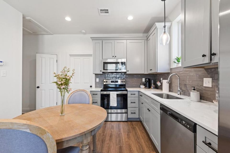 NEW Vermillion House KING Bd Cajun Luxury Book Now Apartment in Broussard