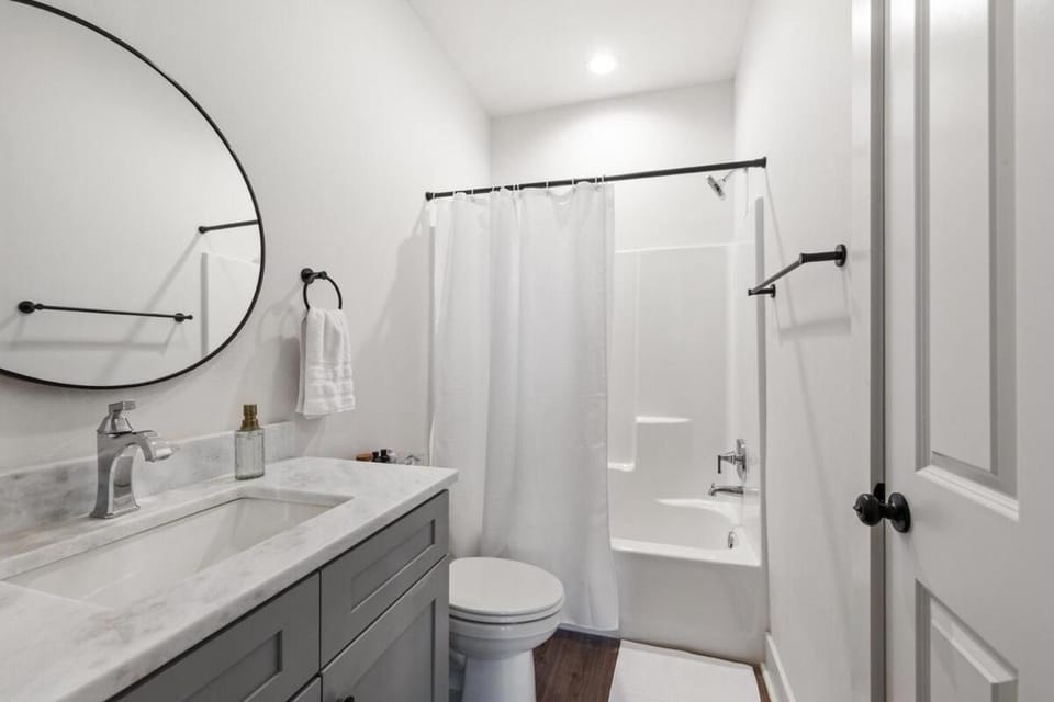 NEW Vermillion House KING Bd Cajun Luxury Book Now Apartment in Broussard