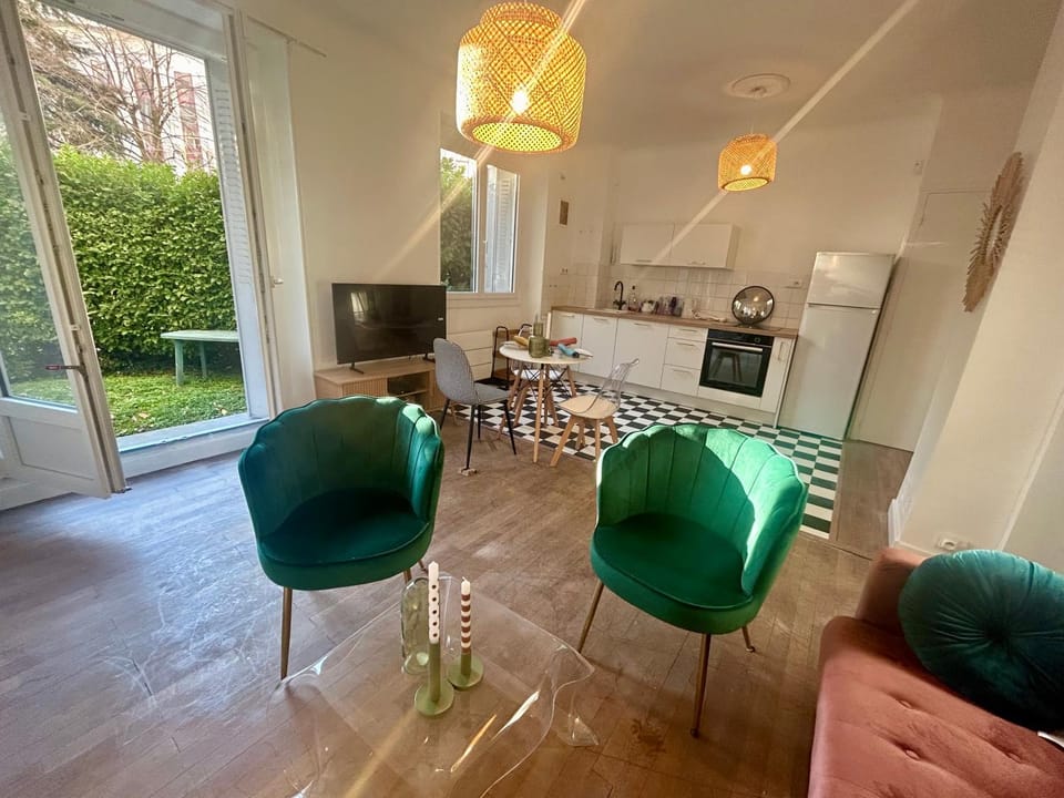 TV and multimedia, Kitchen or kitchenette, Seating area, Dining area, oven