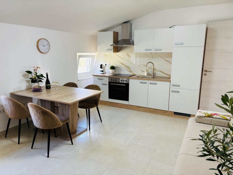 Kitchen or kitchenette, Dining area