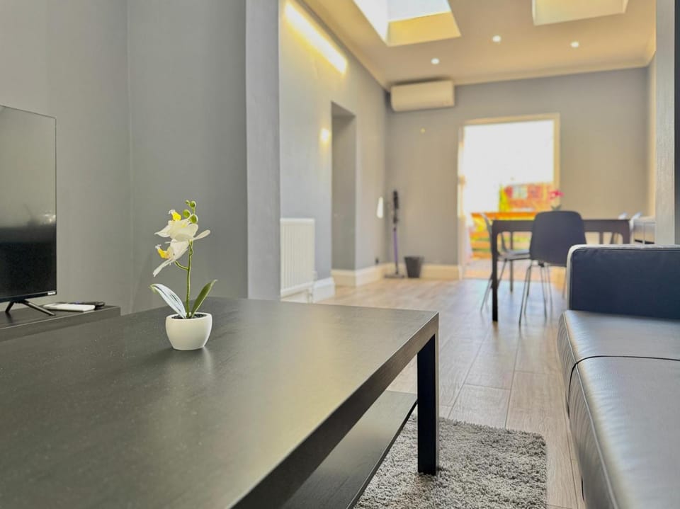 Charming 2 bedroom with a huge Garden Apartment in London