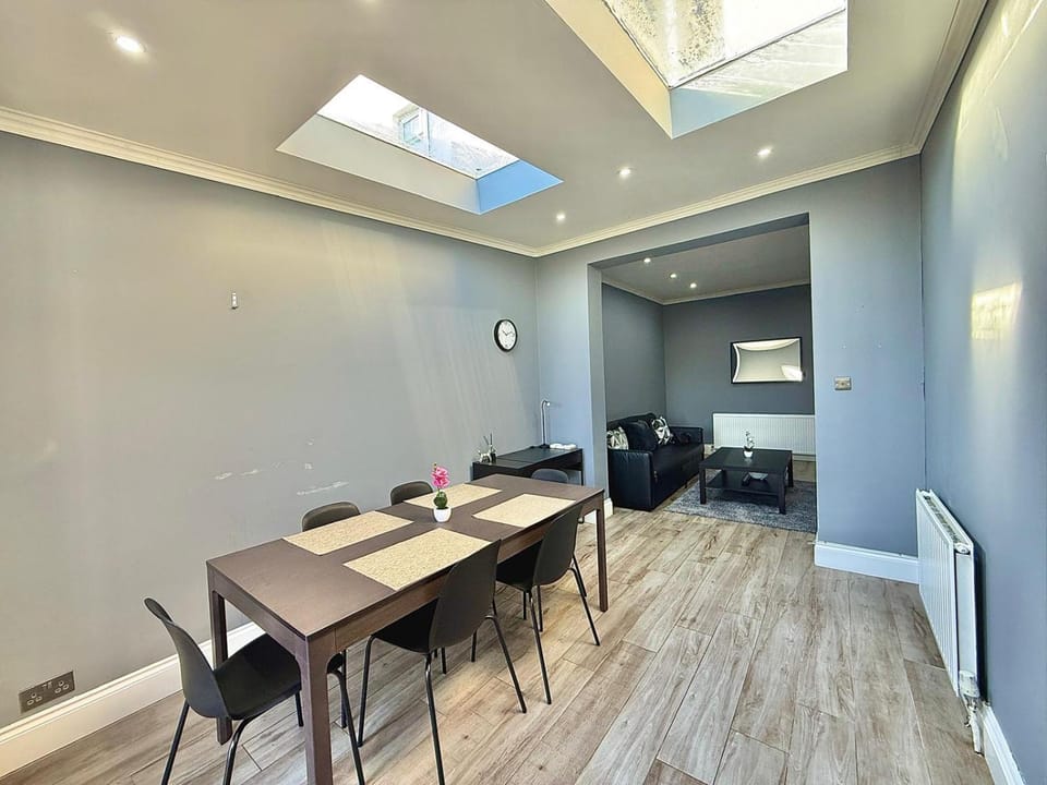 Charming 2 bedroom with a huge Garden Apartment in London