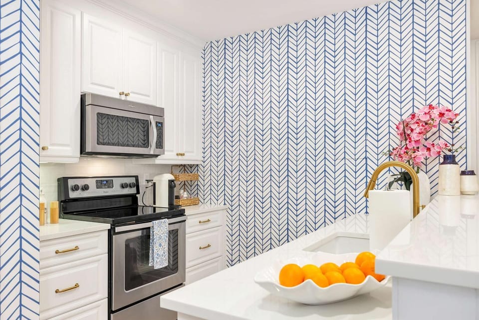 Designer condo w oceanfront & walk to Worth Ave Apartment in Palm Beach