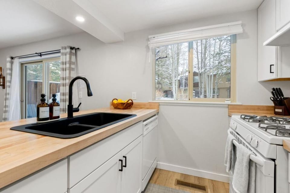 Cozy Condo for 8 Hot-Tub HOA Amenities Walk to Beach Close to Slopes Apartment in Dollar Point