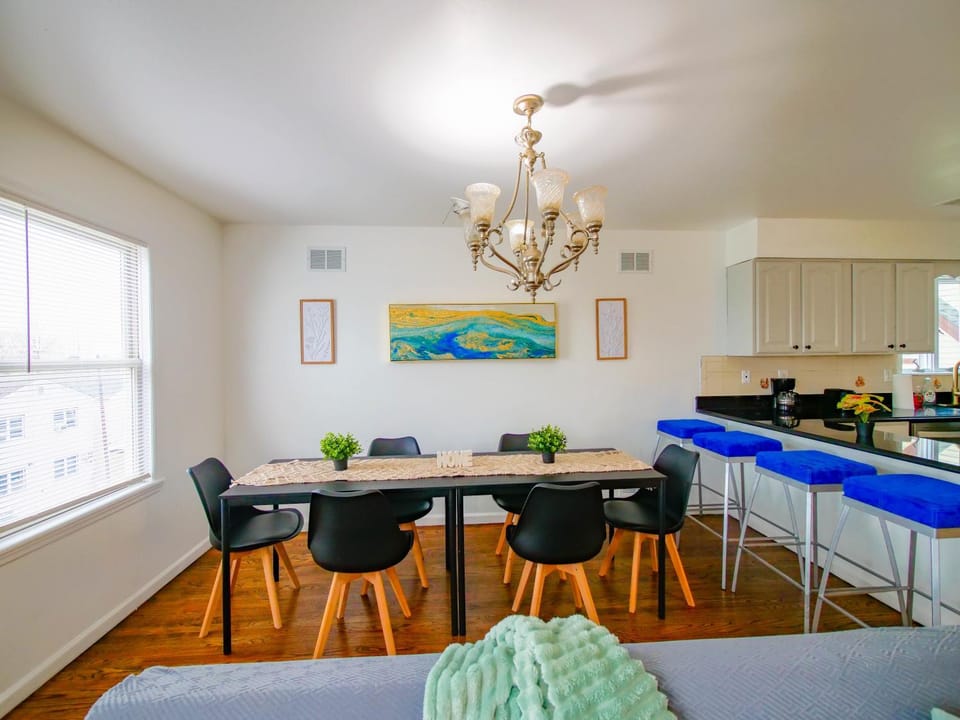 Seating area, Dining area